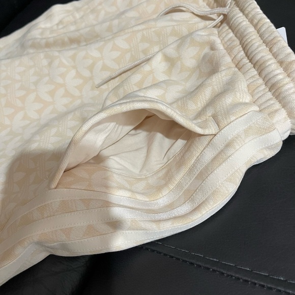 Adidas Cream Patterned Shorts SMALL , so soft. - Picture 12 of 13